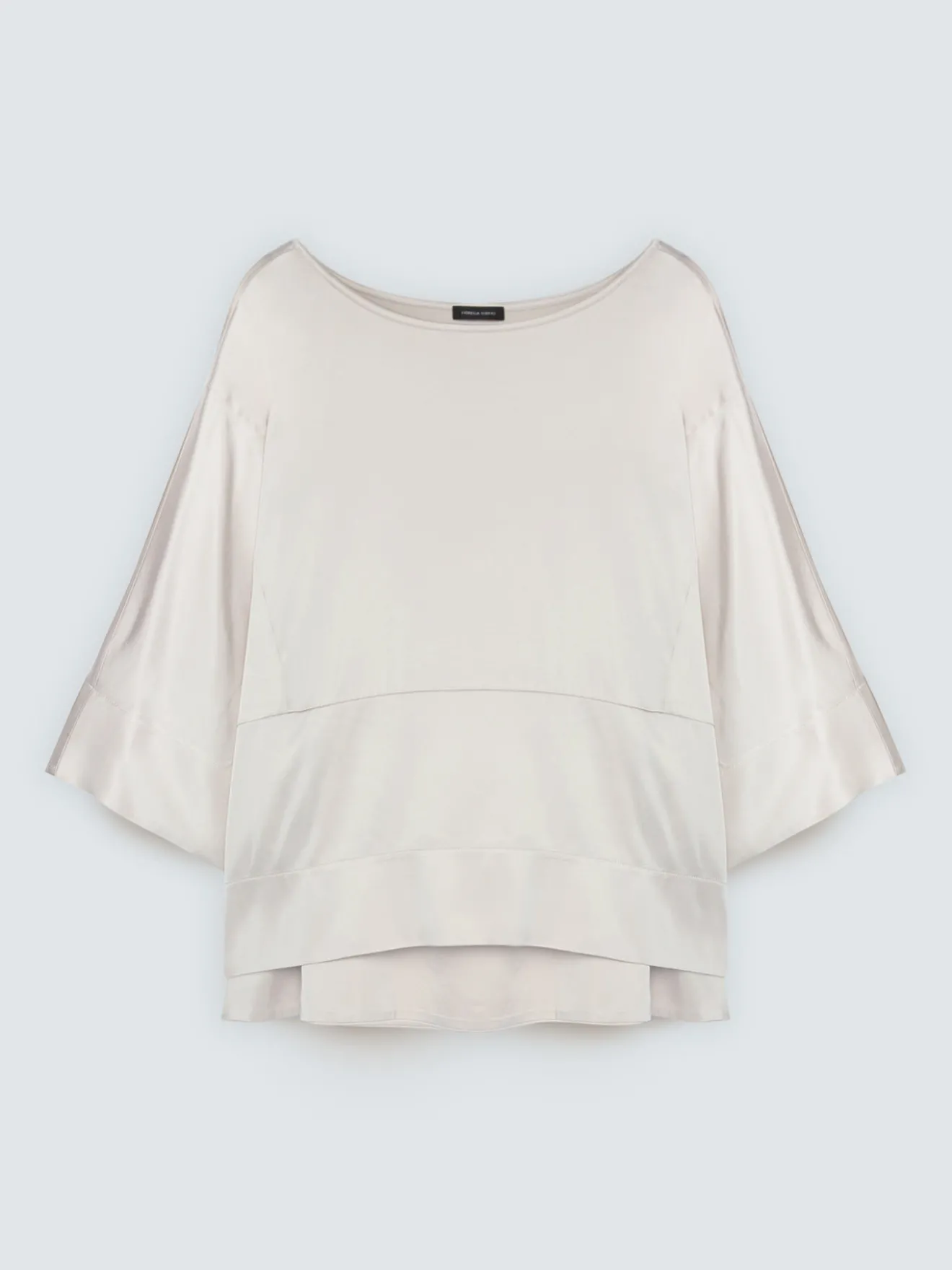 Blusa in raso con scollo a barchetta
