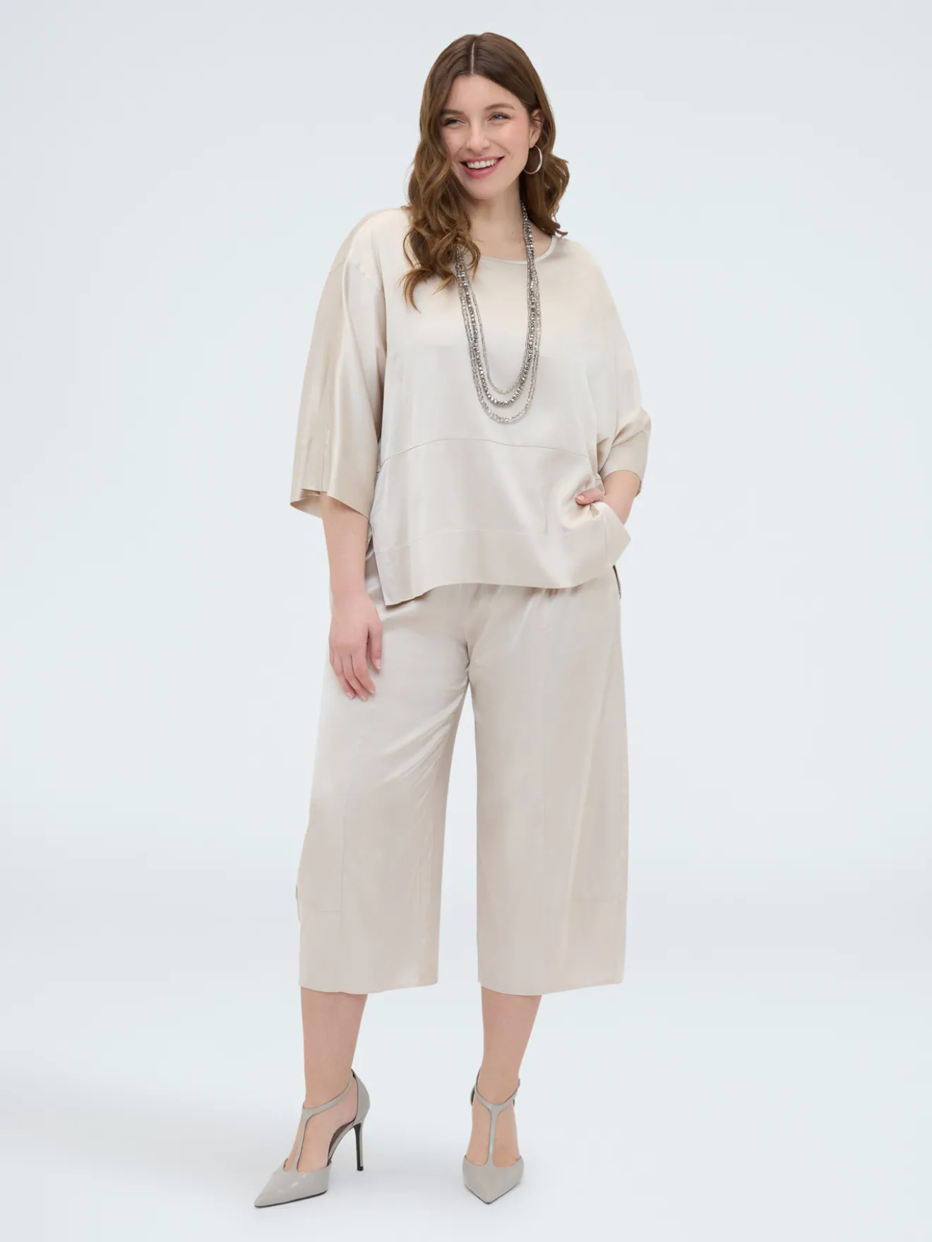 Blusa in raso con scollo a barchetta