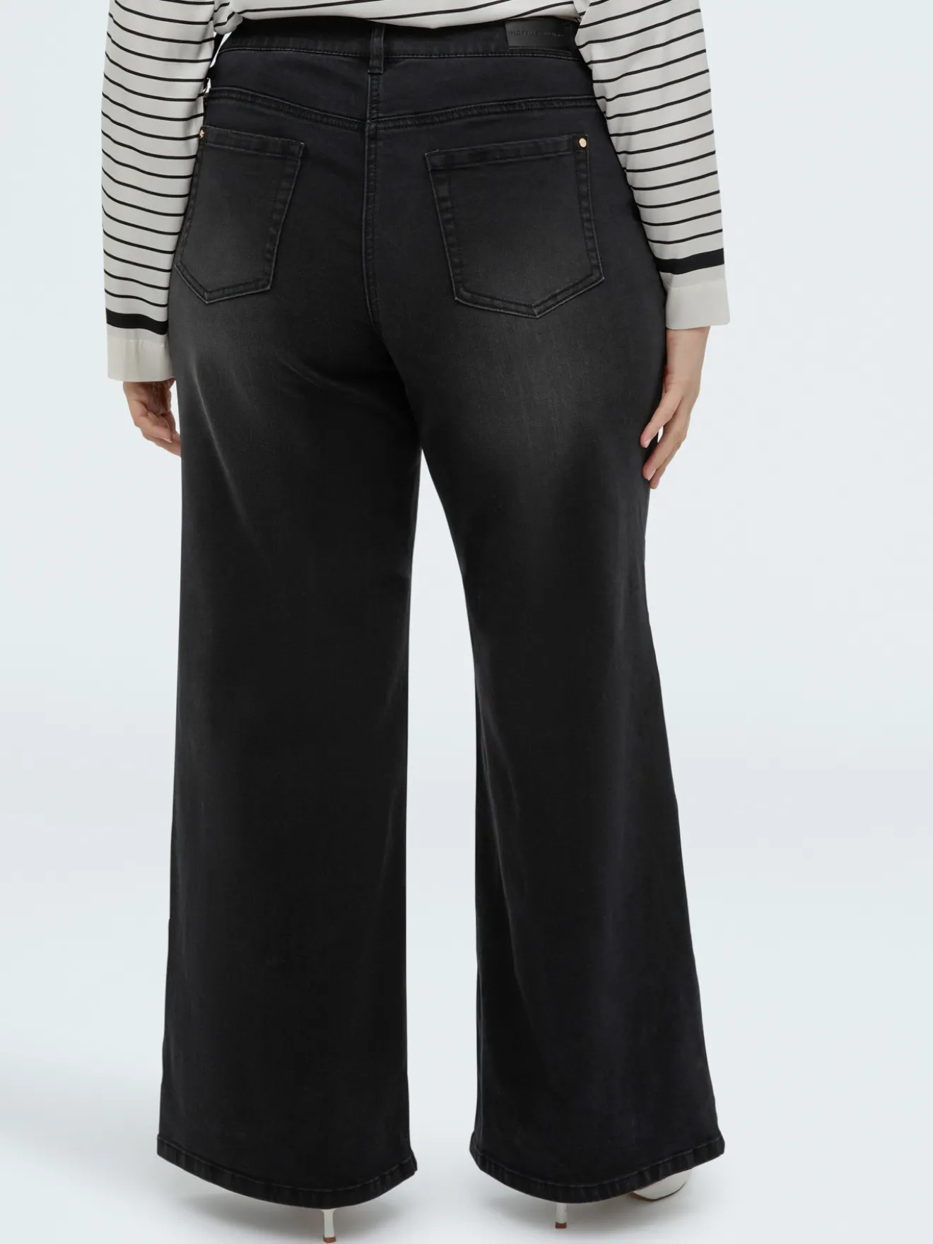 Jeans Wide Leg lavaggio black con charm