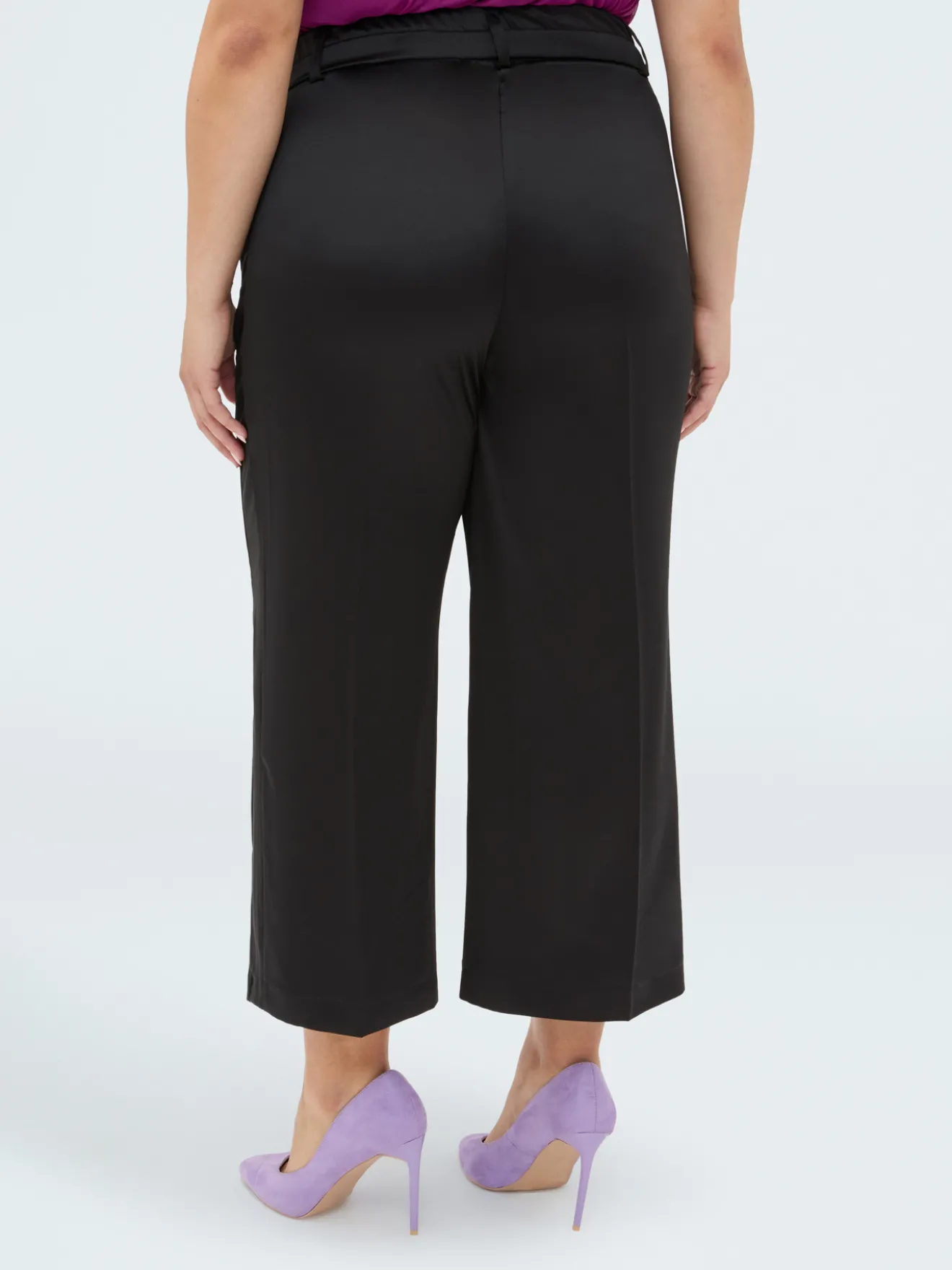 Pantaloni cropped in raso