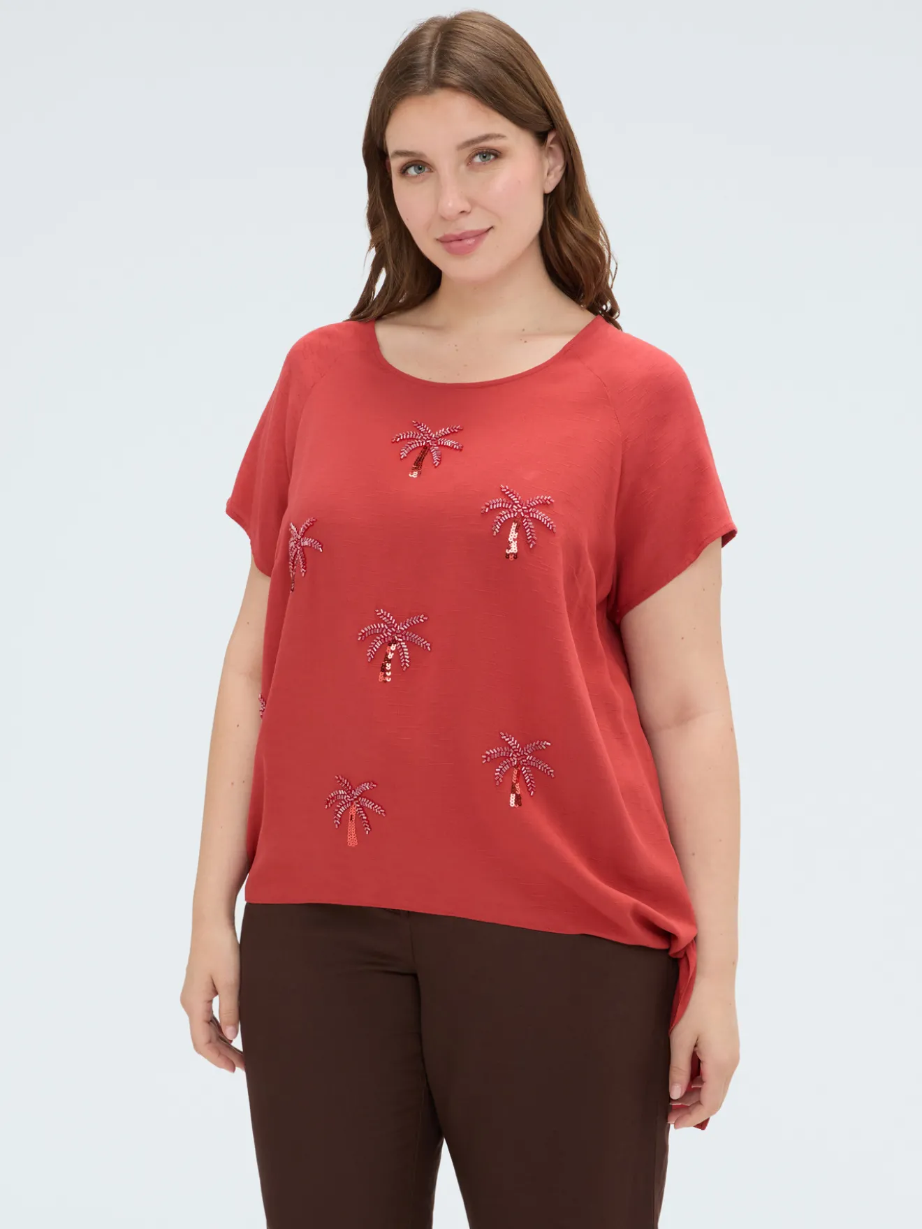 Top con applicazioni paillettes e nodo