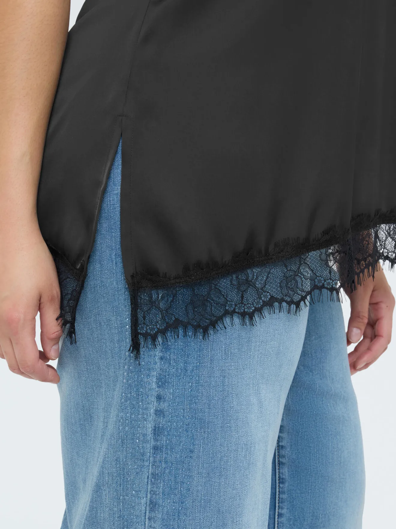 Top in raso con dettagli in pizzo
