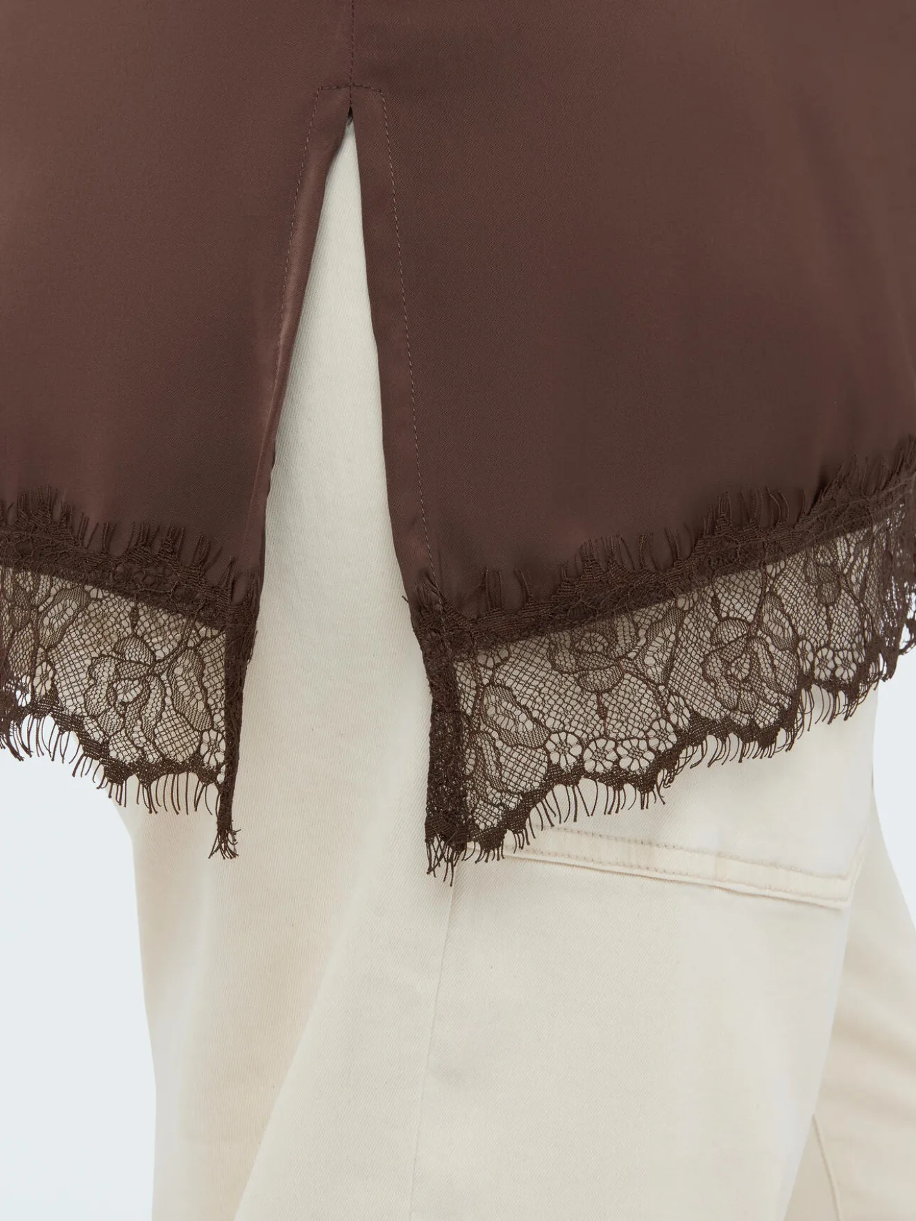 Top in raso con dettagli in pizzo