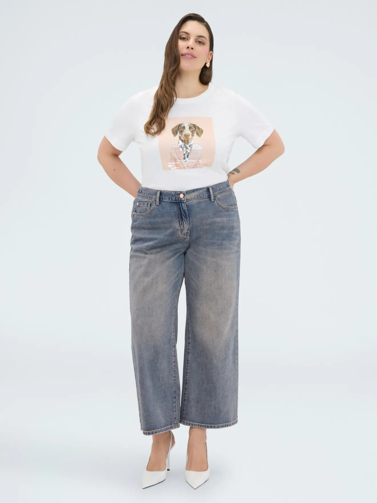 T-shirt cane chic con dettagli luminosi