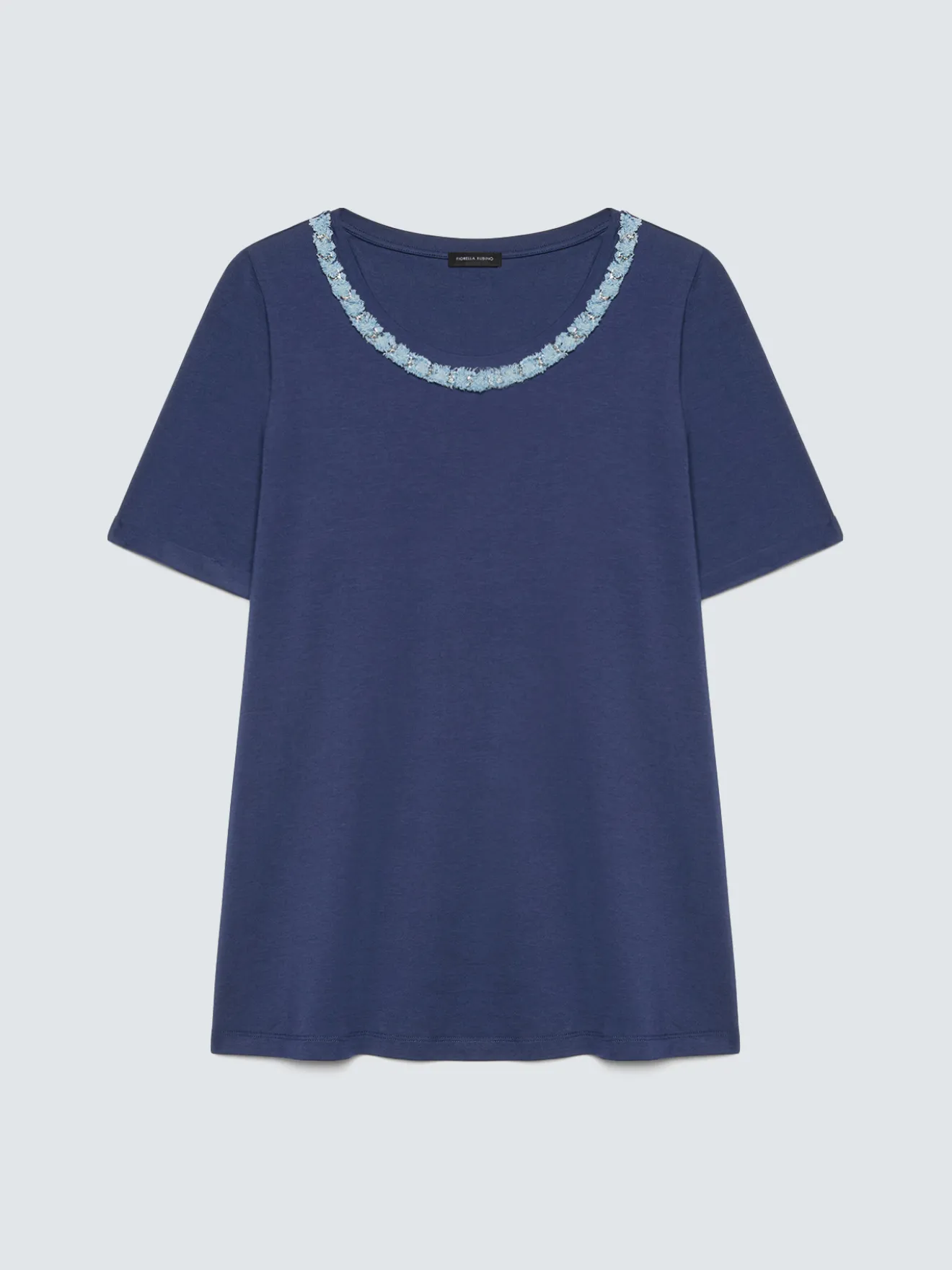 T-shirt in cotone con applicazione sullo scollo