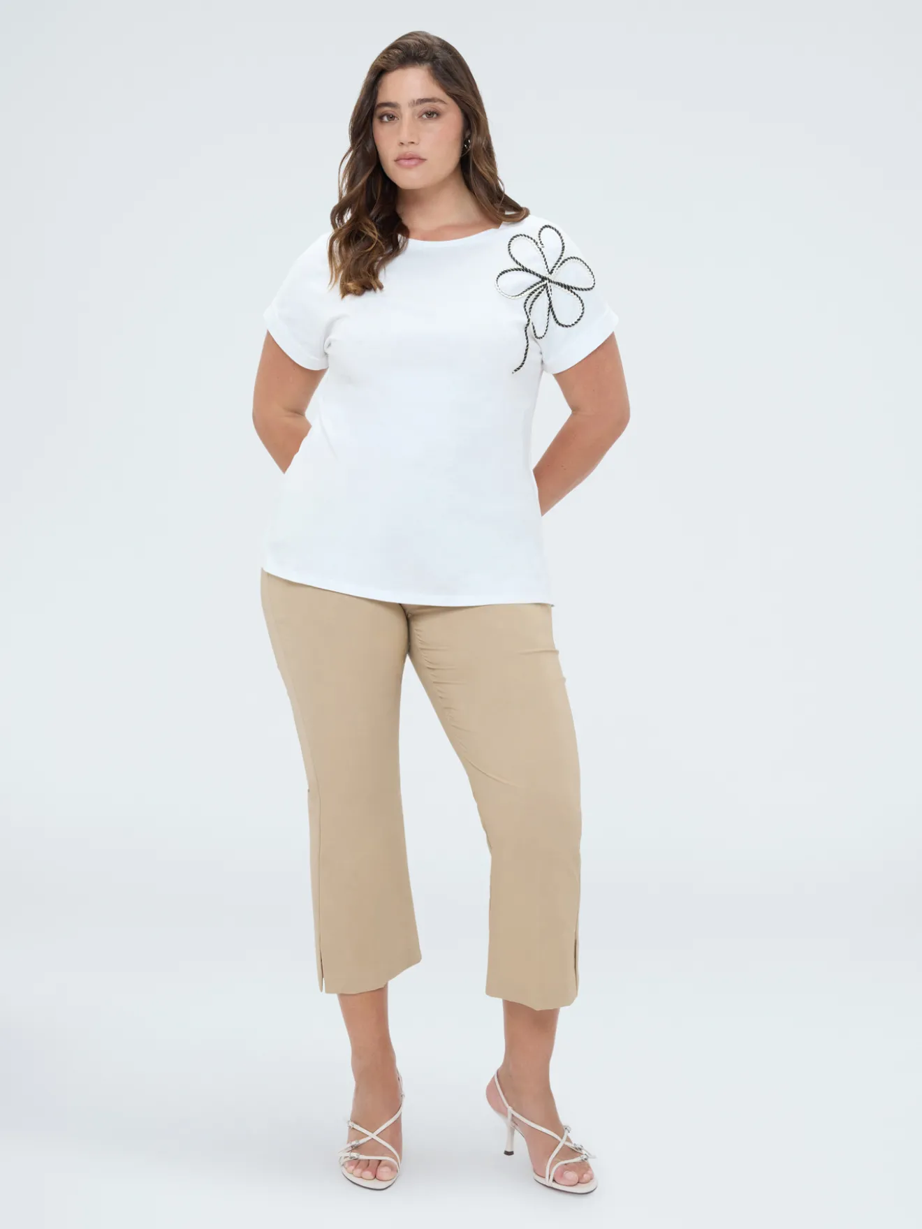 T-shirt in cotone con ricamo floreale