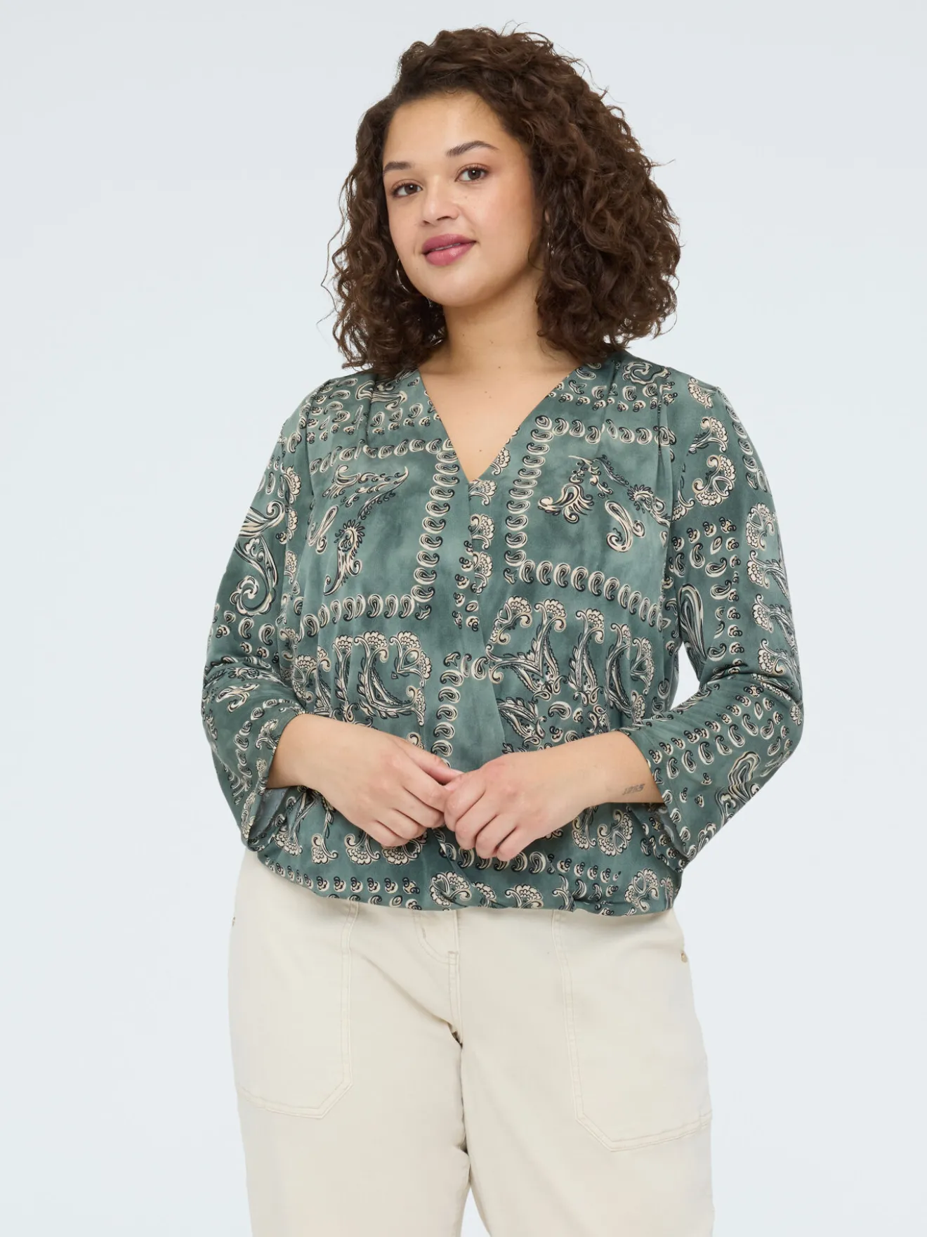 T-shirt in jersey con stampa paisley