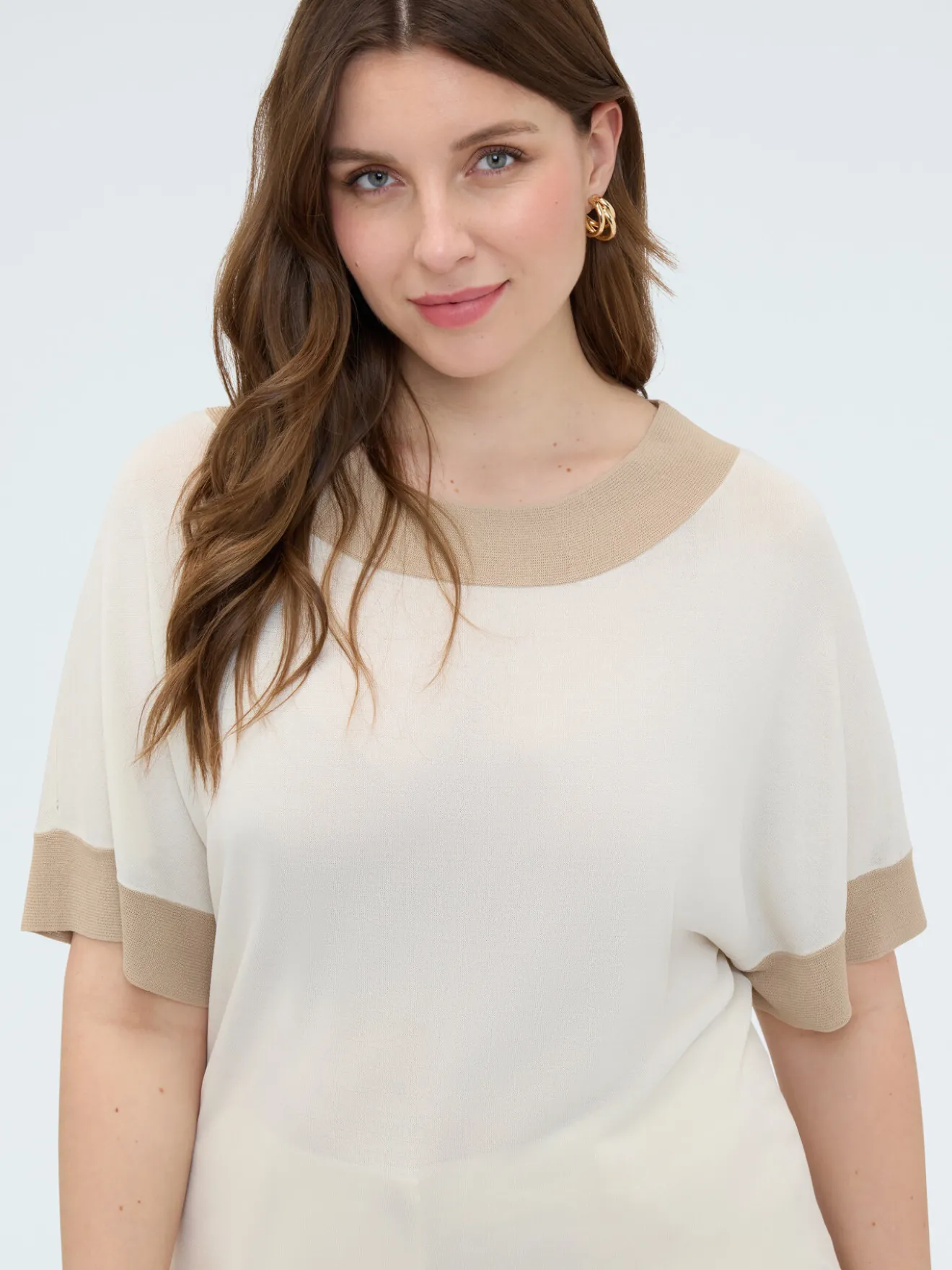 T-shirt in maglia con bordi a contrasto