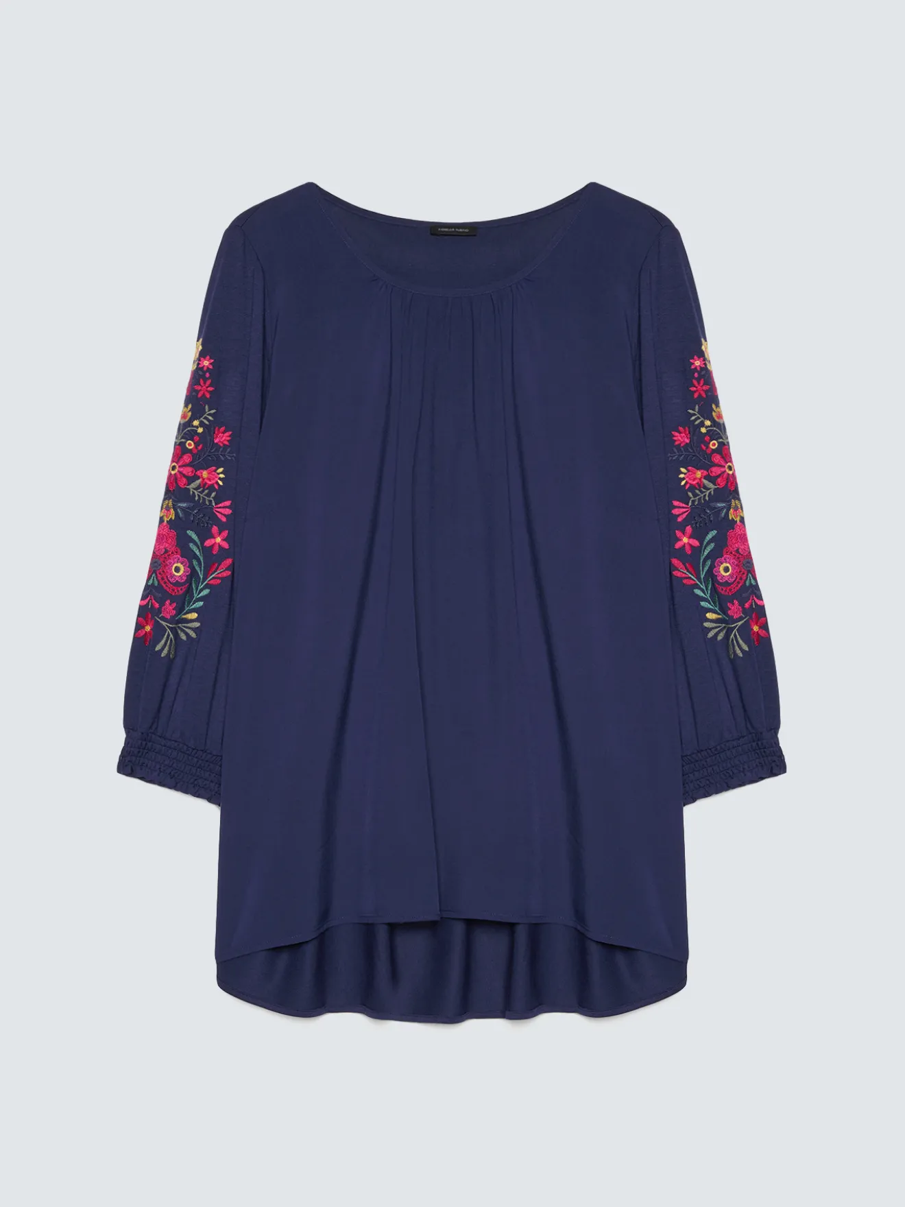 T-shirt in viscosa con ricami