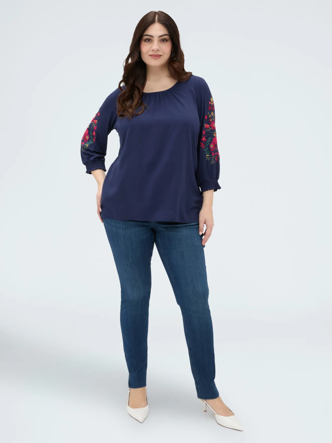 T-shirt in viscosa con ricami