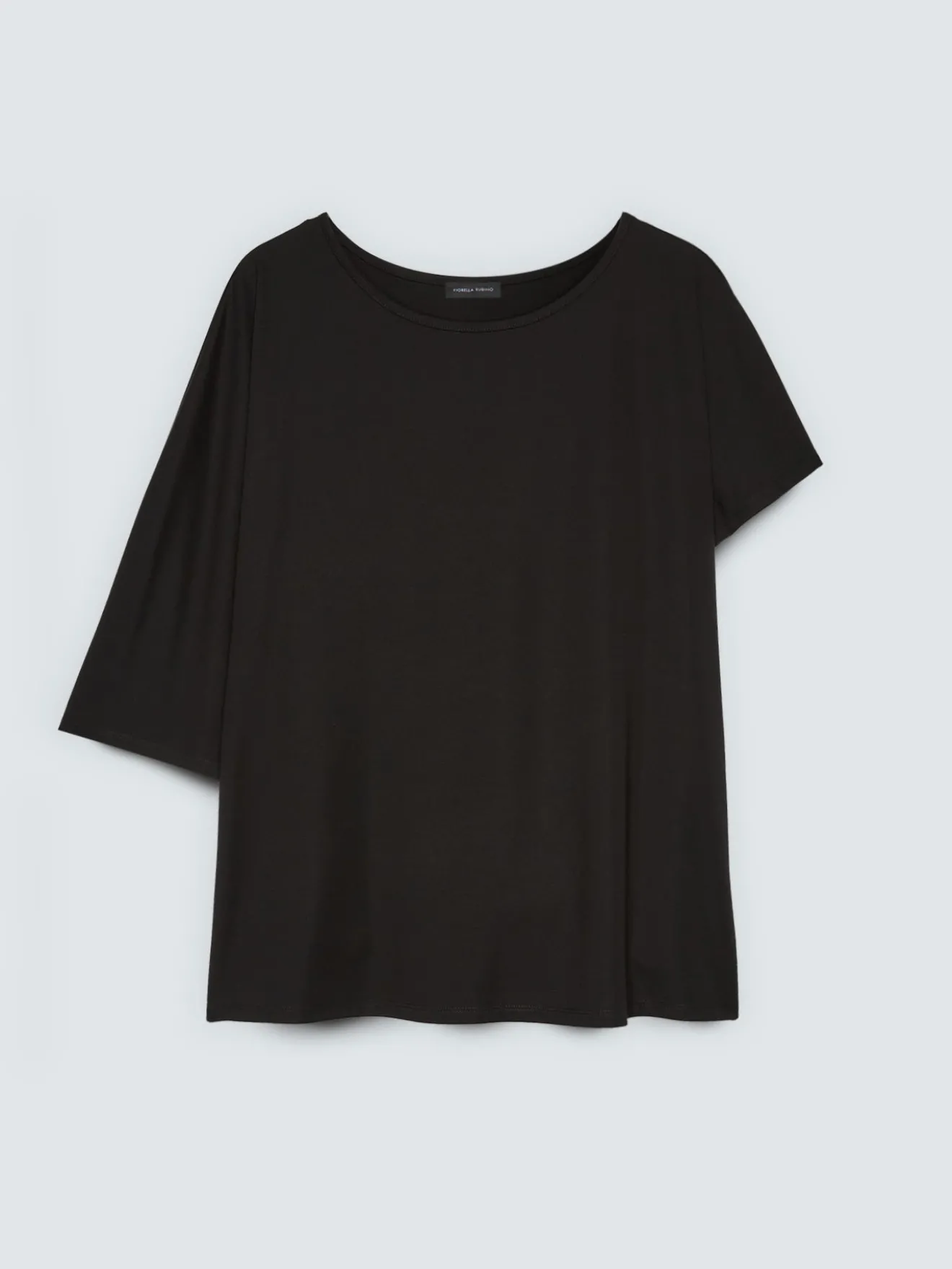 T-shirt maniche asimmetriche